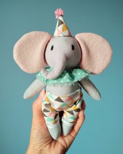 La peluche éléphant de 10x2 studio