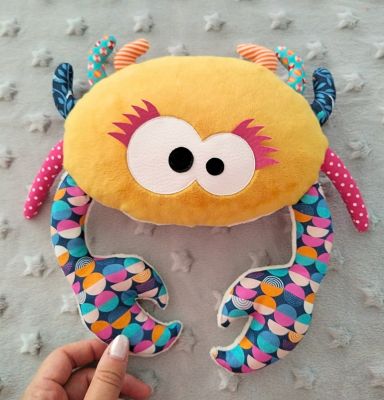 couture d'un crabe multicolore avec du jaune