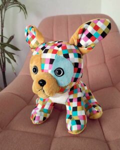 Couture d'une peluche bouledogue multicolore