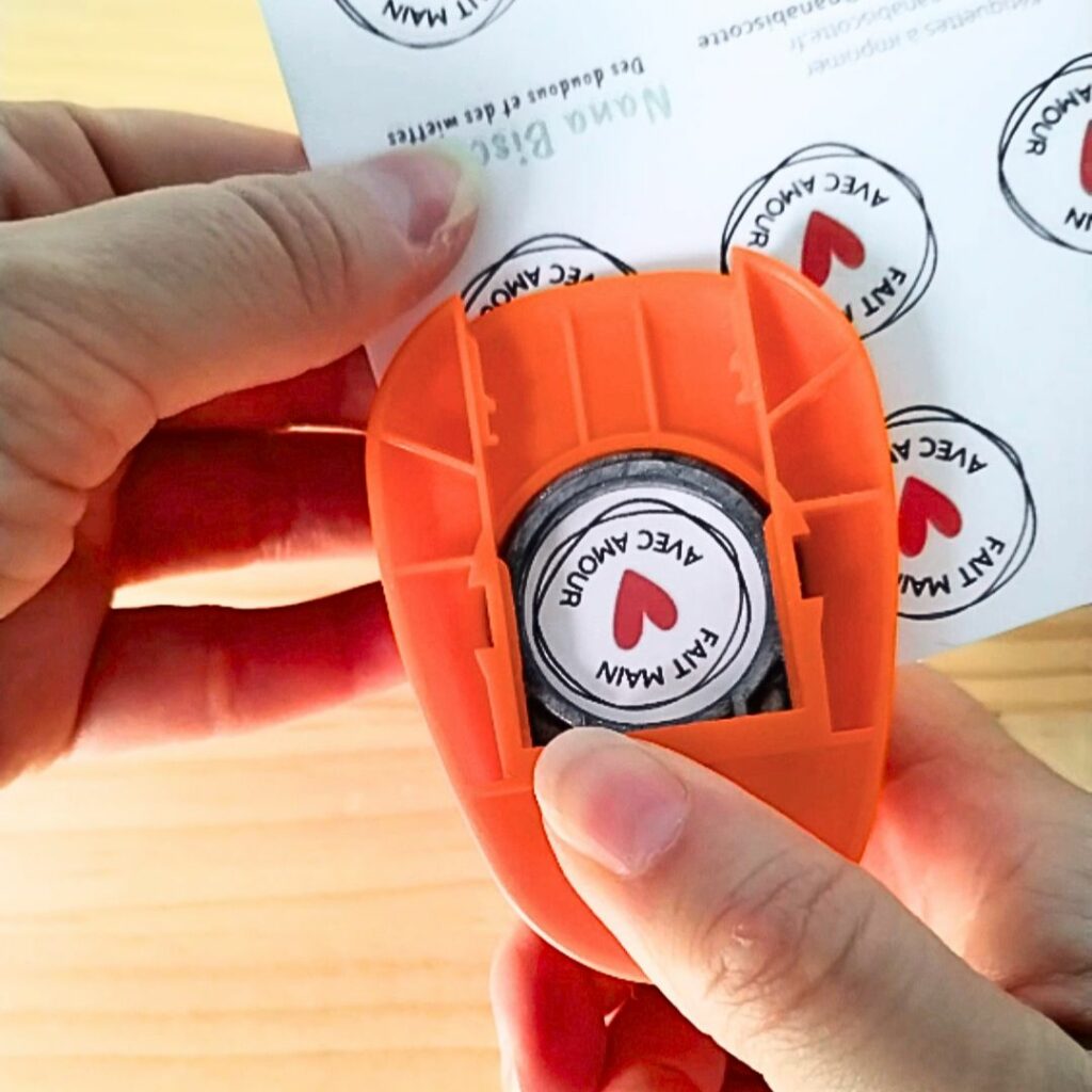 couper des étiquettes cadeaux avec une perforatrice ronde