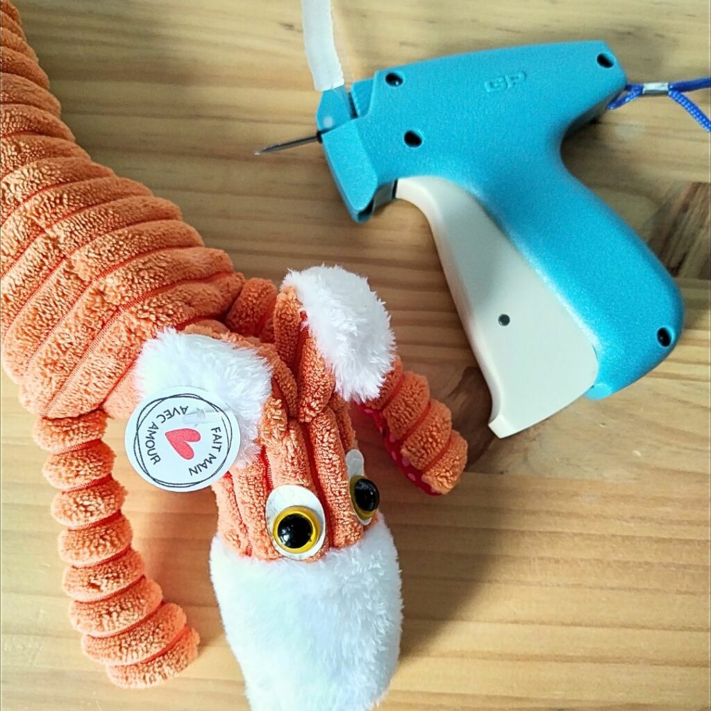 attacher des étiquettes cadeaux avec un pistolet textile