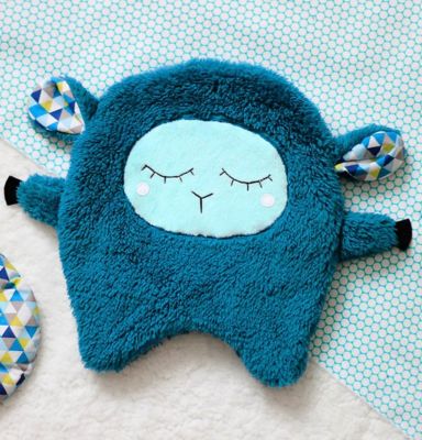 bouillotte mouton bleue cousue avec un plaid
