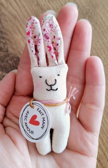 petit lapin cousu d'après le livre Le monde poétique de Rose Minuscule