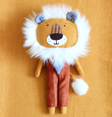 poupée lion avec ses vêtements cousue par nana biscotte