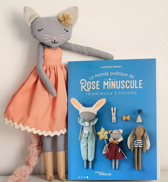 poupée chat avec livre le monde poétique de Rose Minuscule