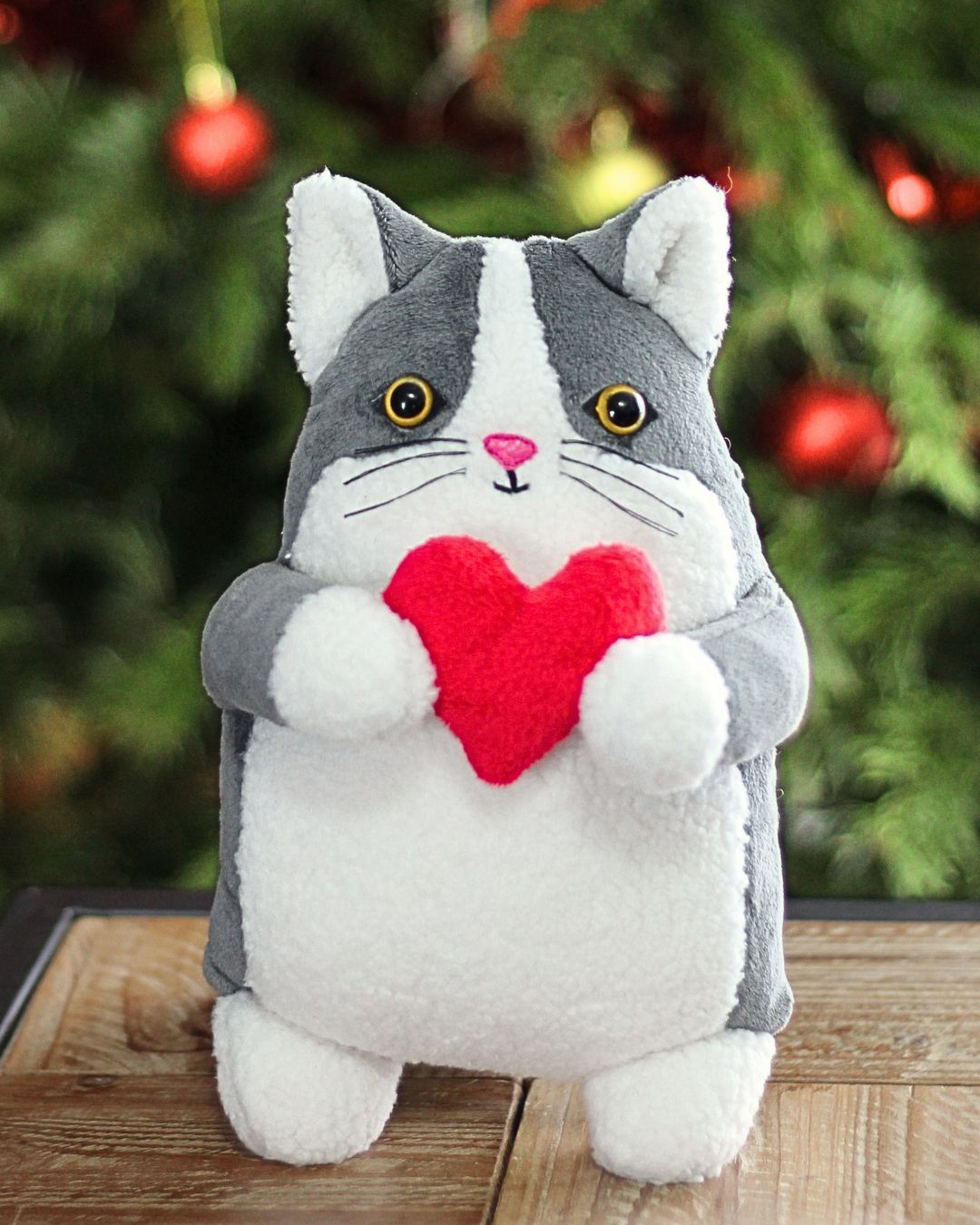 patron gratuit de peluche chat avec cœur cousu par Nana Biscotte