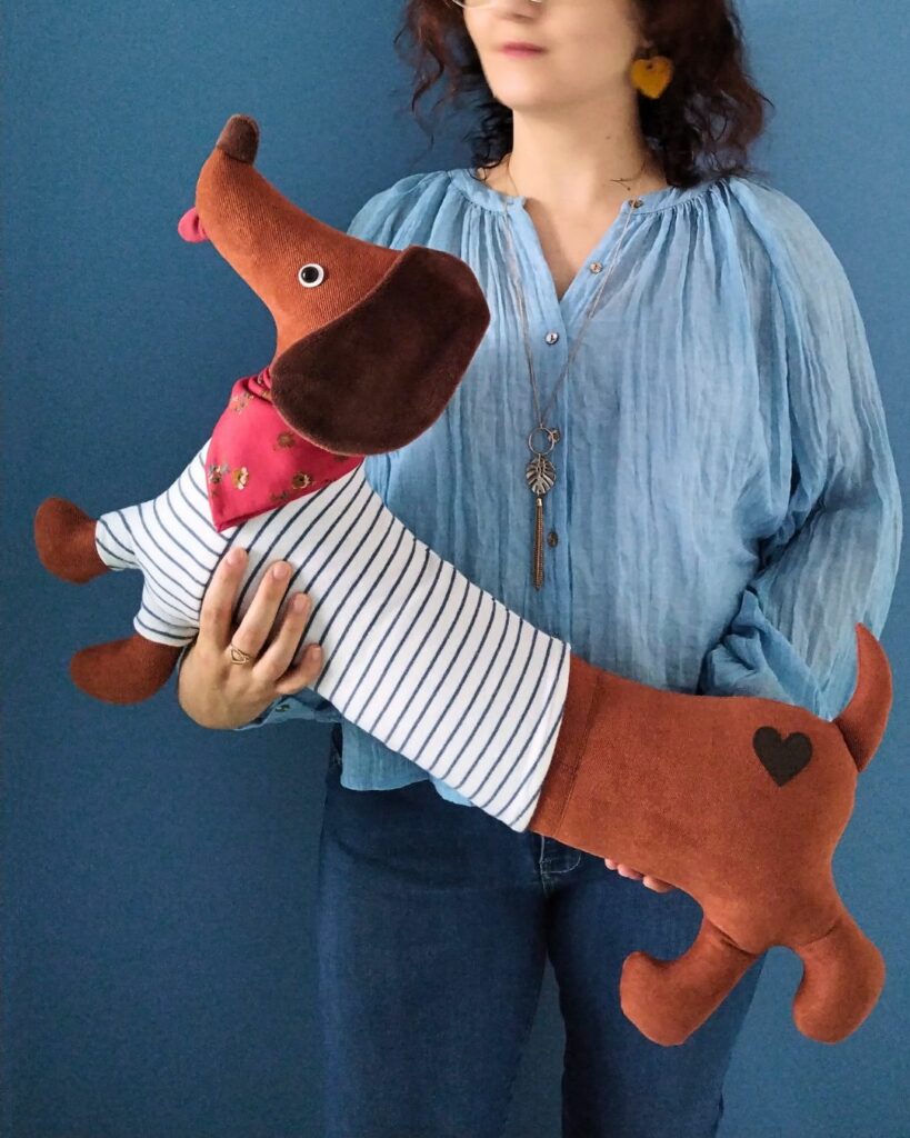 couture d'une peluche chien teckel
