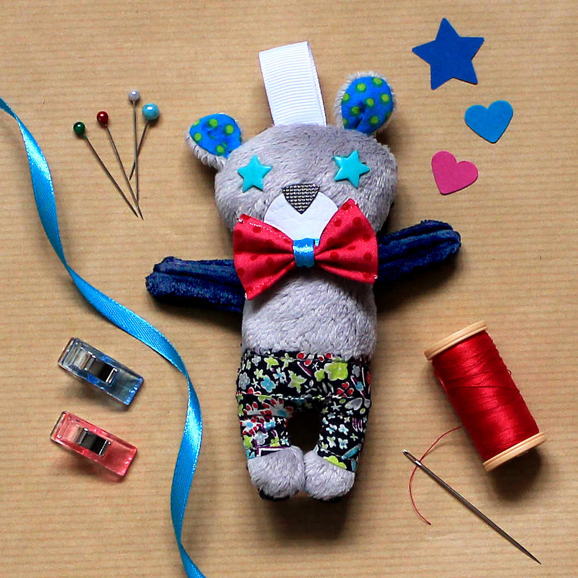 couture d'un porte-clé mini ourson avec des chutes de tissu