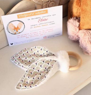 couture d'un hochet pour bébé avec anneau de dentition et oreilles de lapin