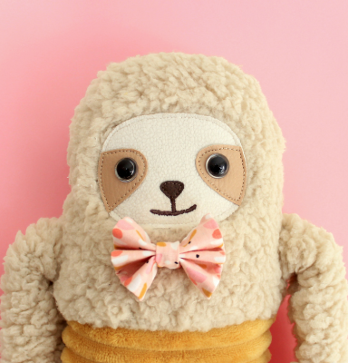 visage d'une peluche paresseux cousue main trop mignonne