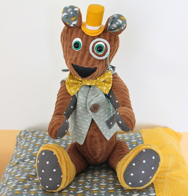 peluche ours grand format personnalisé Arsène Lupin — couture Nana Biscotte