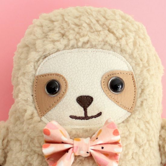 peluche paresseux avec des yeux de sécurité