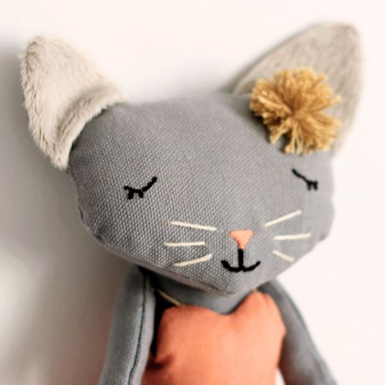 poupée chat avec visage brodé à la main par nana biscotte