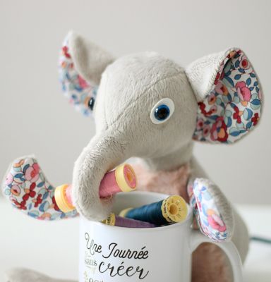couture d'une peluche mini éléphant