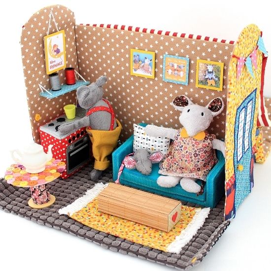roulotte en tissu cousue par Nana Biscotte avec ses petits personnages souris