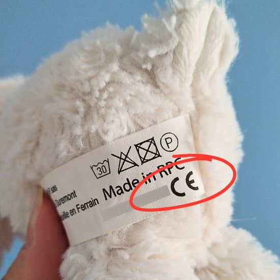 étiquette norme CE obligatoire sur une peluche