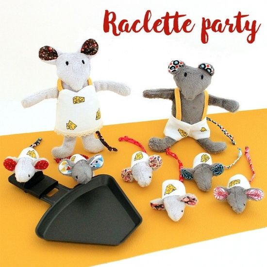 petites souris en tissu avec des pyjamas en tissu fromage