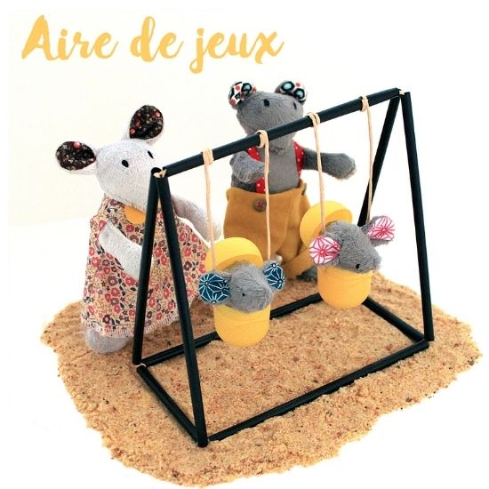 famille de souris en tissu avec une balançoire réalisée à partir de pailles en plastique