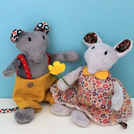 couple de souris en tissus avec une fleur jaune à la main