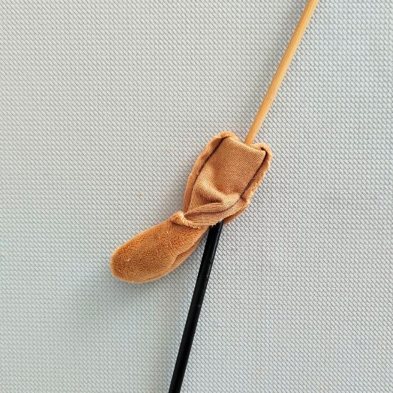 retourner une petite pièce de couture avec une paille et une baguette en bois