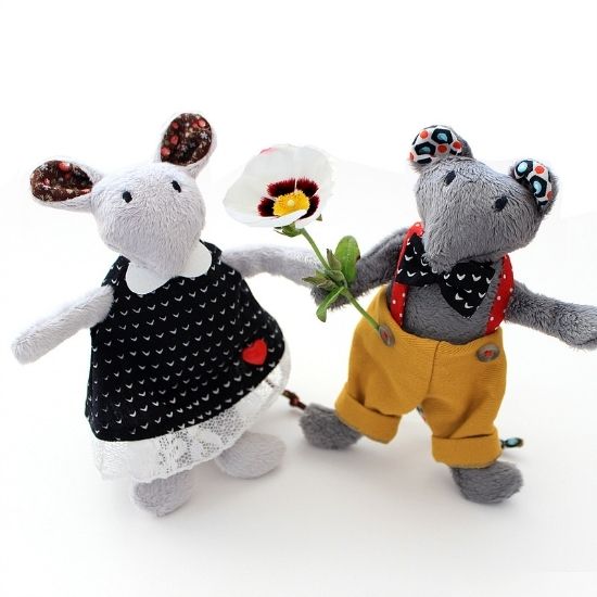 couple de souris en tissus avec une fleur