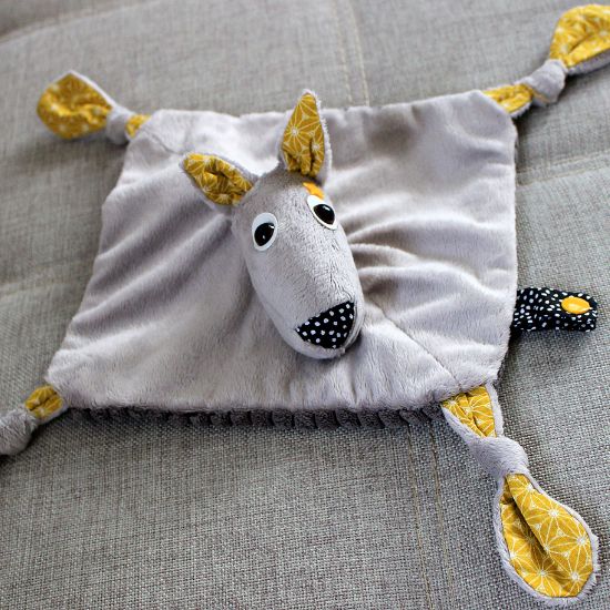 couture d'un doudou plat loup en velours ras tout doux
