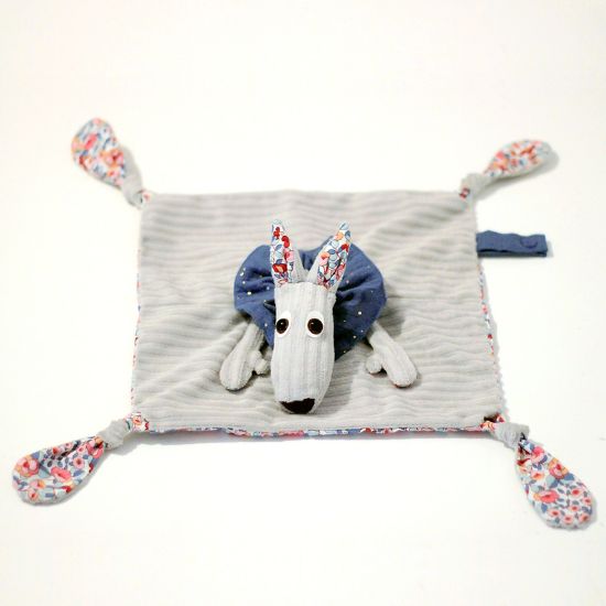 doudou plat loup cousu avec un velours petite côte gris par Nana Biscotte