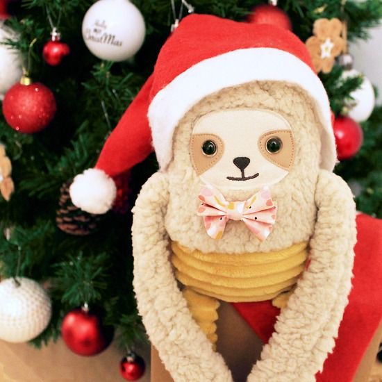 Peluche paresseux avec bonnet rouge de Père Noël