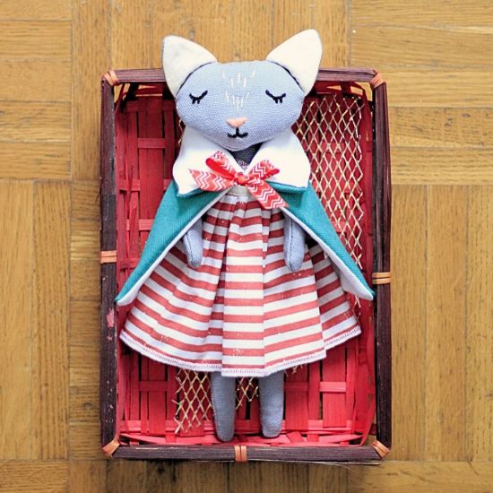 Petit chat en tissu habillé avec des vêtements aux couleurs de Noël